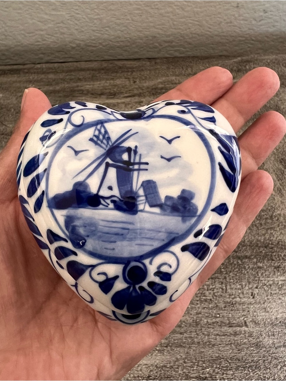 VINTAGE ROYAL DELFT HEART TRINKET
BOX Blue Porcelain Hand Painted Windmill